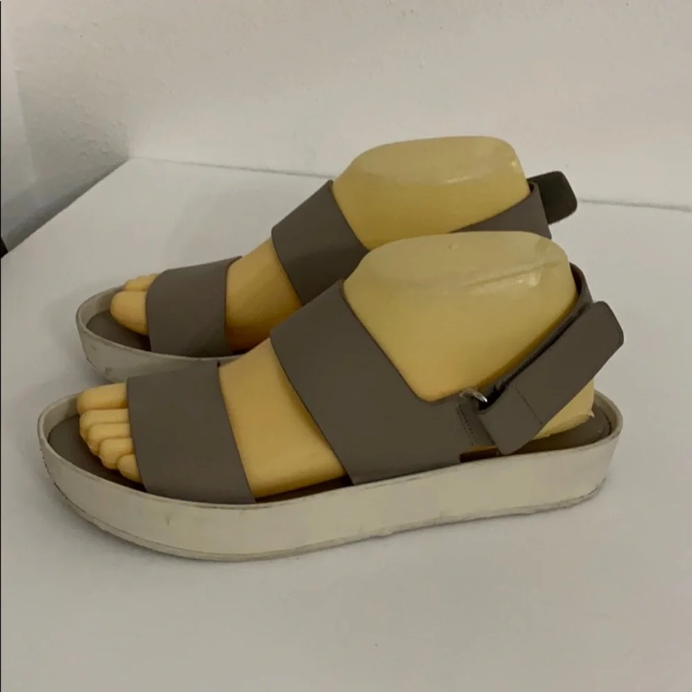 Authentic Vince grey leather designer sandals Sz 7